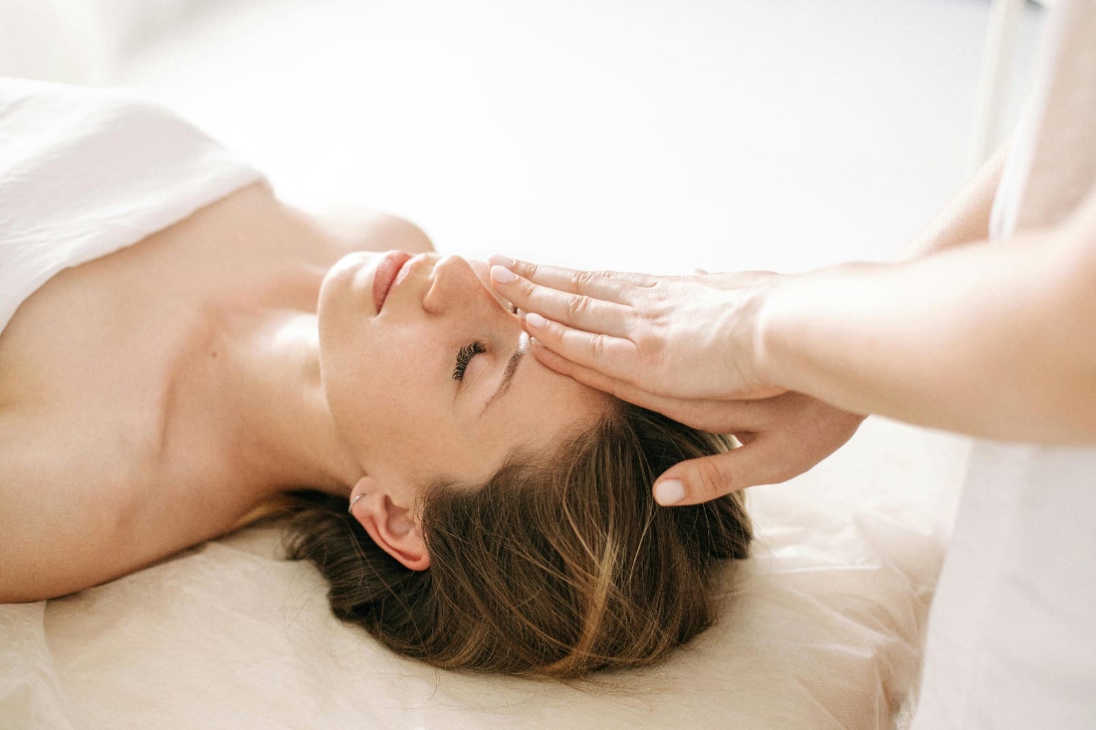 Target Deep Muscle Knots through Deep Tissue Massage in Al Barsha by Experts