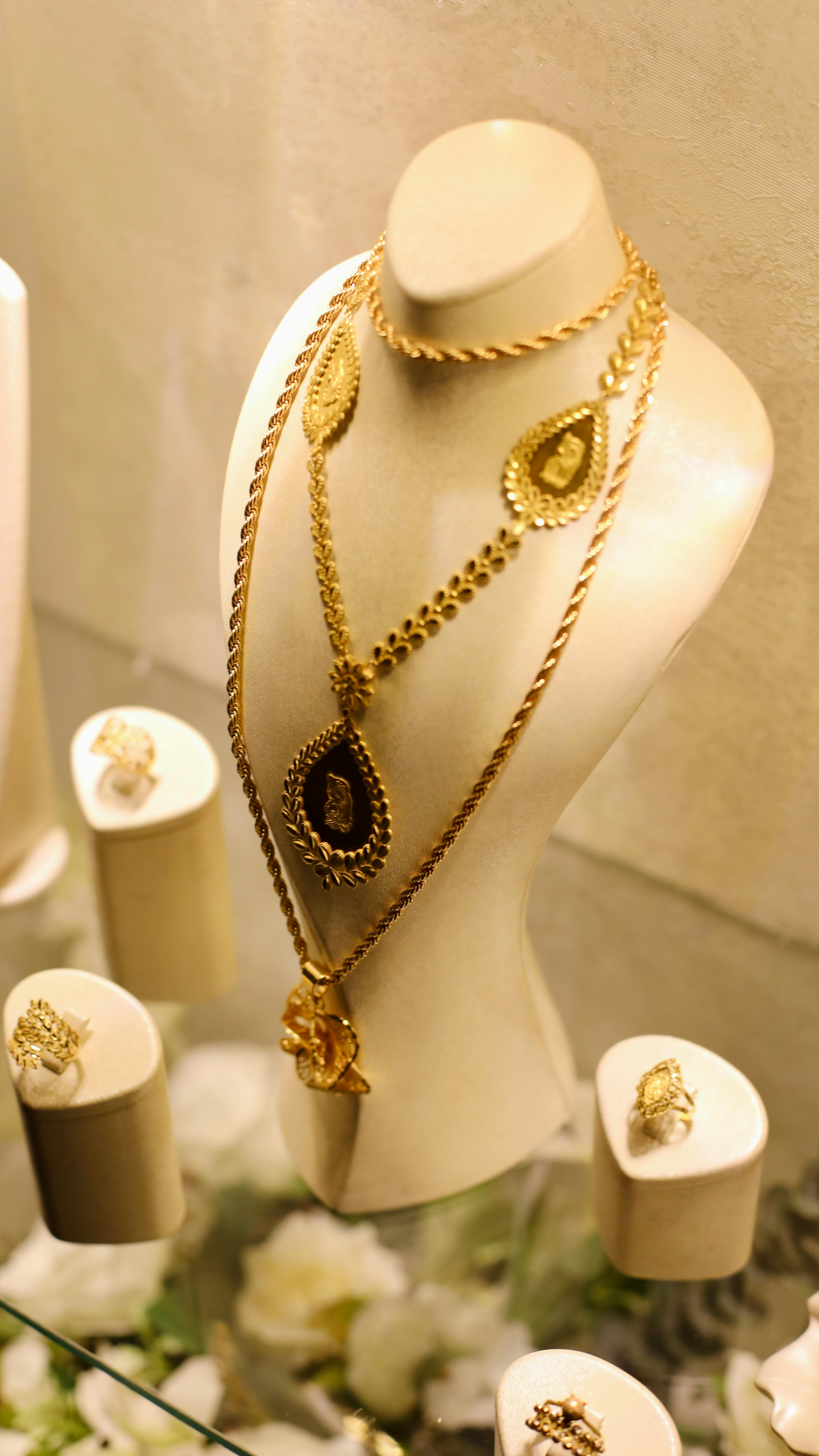Gold schmuck Designed for Elegant Everyday Luxury and Timeless Swiss Craftsmanship